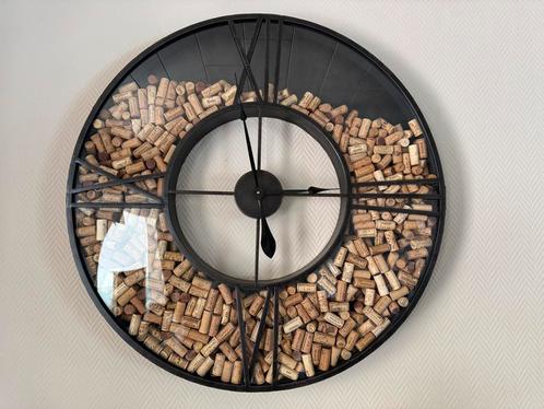 ️ Grande horloge murale déco – métal noir &bouchons de liège, Huis en Inrichting, Woonaccessoires | Klokken, Zo goed als nieuw