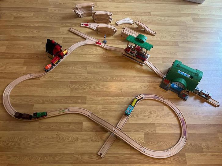 Ensemble train + gare + rails Brio, Kinderen en Baby's, Speelgoed | Houten speelgoed, Gebruikt, Rij- of Hobbelspeelgoed, Ophalen