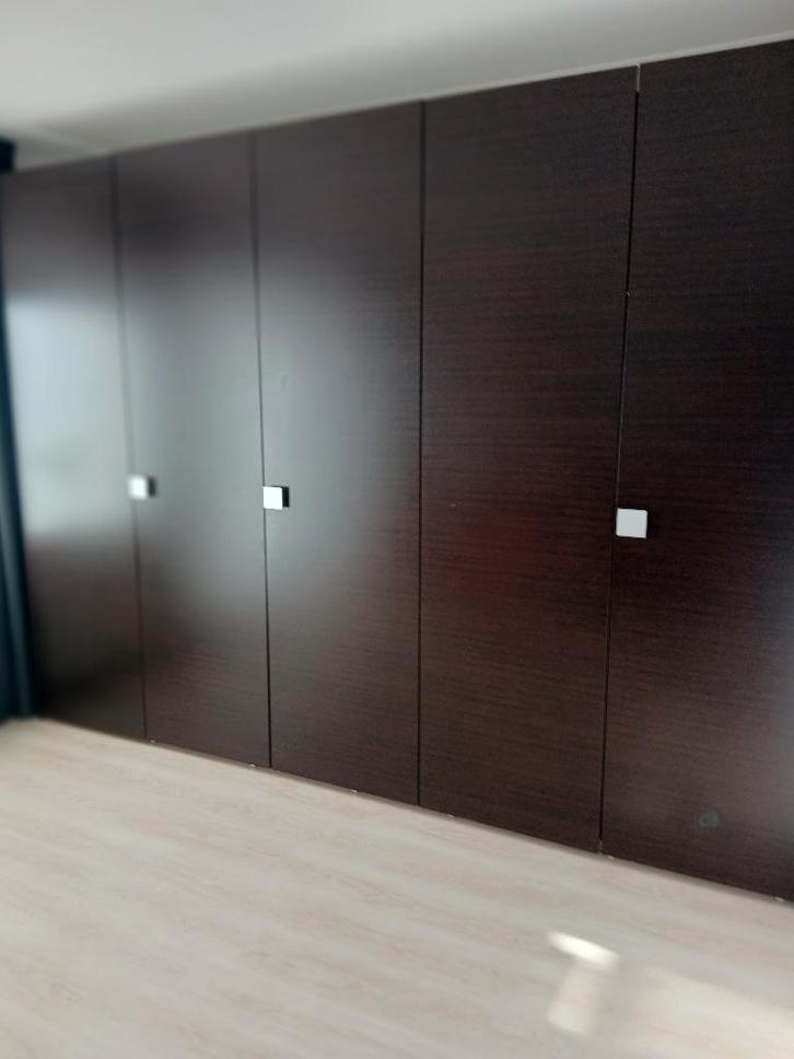 Grote  kleerkast in wengé hout, Huis en Inrichting, Kasten | Kleerkasten, Gebruikt, 200 cm of meer, 200 cm of meer, 50 tot 75 cm