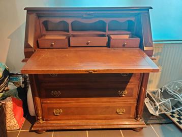 Secretaire beschikbaar voor biedingen