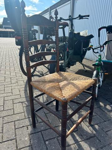 Enkele stevige stoel beschikbaar voor biedingen