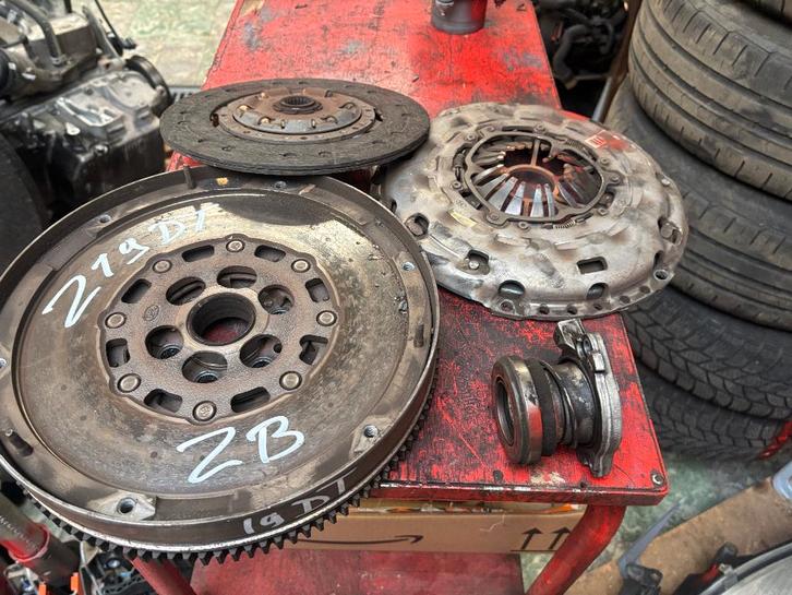 VOLANT MOTEUR BIMASSE OPEL ZAFIRA B 1900 TURBO DIESEL, Auto-onderdelen, Transmissie en Toebehoren, Opel, Gebruikt, Ophalen