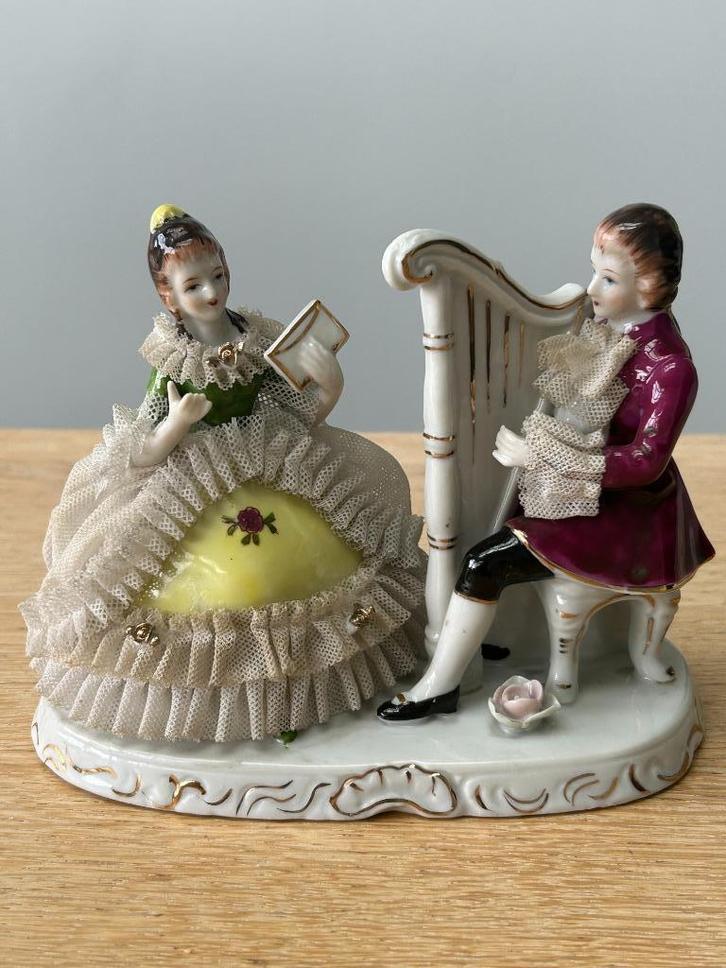 Porseleinen beeldje in Dresden stijl, Antiek en Kunst, Antiek | Porselein, Ophalen of Verzenden