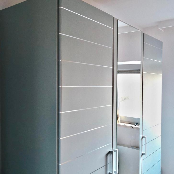 Armoire avec porte miroir, Maison & Meubles, Armoires | Penderies & Garde-robes, Comme neuf, Avec tablette(s), Avec espace de penderie