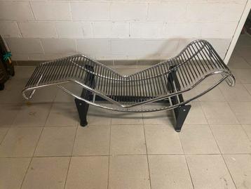 Vintage loungestoel in verchroomd metaal Le Corbusier LC4 beschikbaar voor biedingen