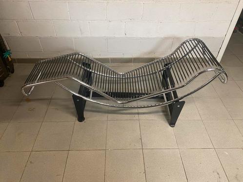 Vintage loungestoel in verchroomd metaal Le Corbusier LC4, Antiek en Kunst, Antiek | Meubels | Stoelen en Sofa's, Ophalen
