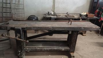 3 zeer oude werkbanken van uit een schrijfwerk atelier  beschikbaar voor biedingen