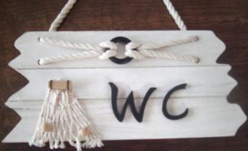 Wit houten „WC” hangpaneel  beschikbaar voor biedingen