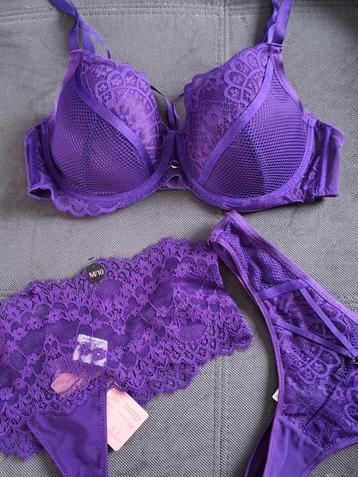 NIEUWE PAARSE LINGERIE SET beschikbaar voor biedingen