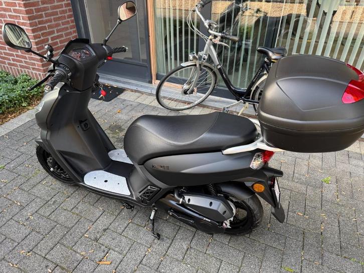 Snorfiets Peugeot Kisbee Black Edition, Fietsen en Brommers, Brommers | Peugeot, Zo goed als nieuw, Overige modellen, Klasse A (25 km/u)