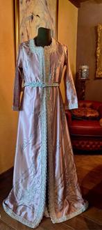 Joli Caftan/Takchita/Lebsa avec calligraphie Arabe, Vêtements | Femmes, Habits de circonstance, Neuf, Robe de gala, Taille 38/40 (M)