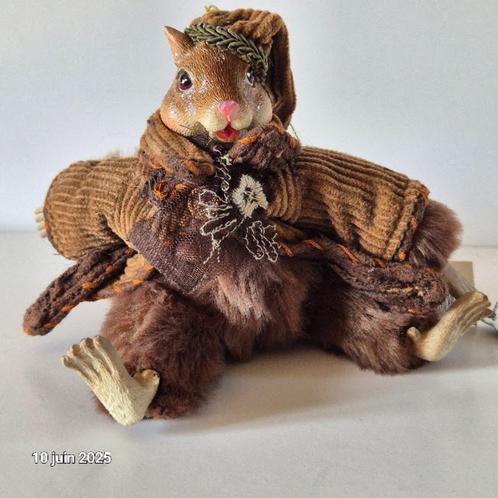 Kleine eekhoorn gekleed in fluweelbruin, zacht, zijdeachtig, Verzamelen, Beren en Cherished Teddies, Nieuw, Overige typen, Verzenden