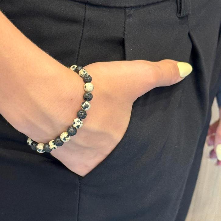 Armband van natuurlijke lava en Dalmatische steen, Handtassen en Accessoires, Armbanden, Nieuw, Overige materialen, Overige kleuren