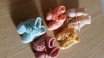 5 paar hand gebreidde babysokjes of voor een grote pop. beschikbaar voor biedingen