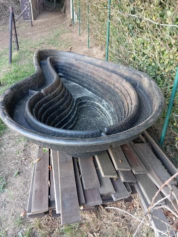 voorgevormde vijverbak 1000 liter beschikbaar voor biedingen