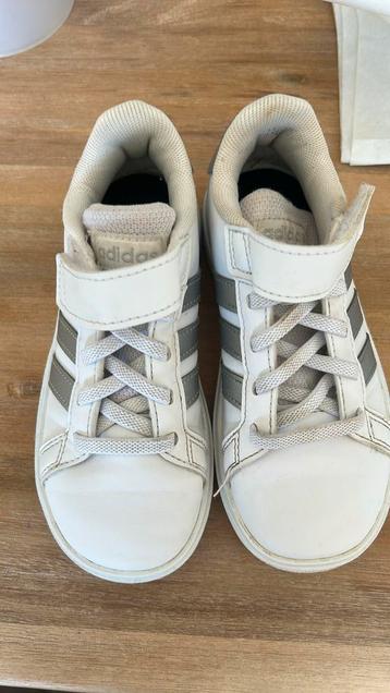 Adis schoenen beschikbaar voor biedingen