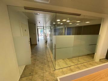 Glazen wand en schuifdeur beschikbaar voor biedingen