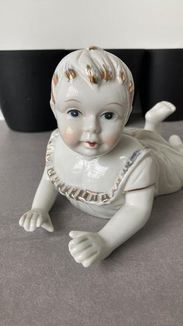 Porceleinen beeldje kindje beschikbaar voor biedingen