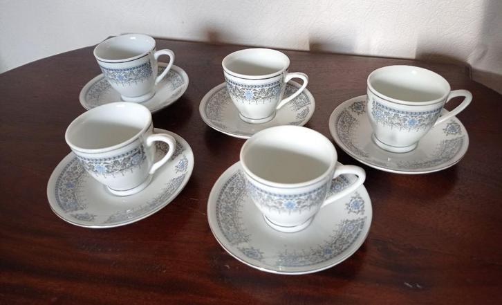 set van 5 porseleinen tasjes + schoteltjes, Antiek en Kunst, Antiek | Porselein, Ophalen of Verzenden