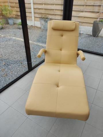 Comfortabele chaise longue oker beschikbaar voor biedingen