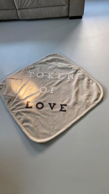 Warm bruin / beige dekentje met velcro en leuk opschrift beschikbaar voor biedingen