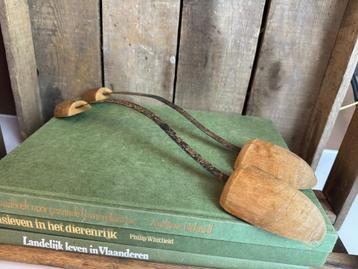 Brocante houten schoenspanner met metalen veer