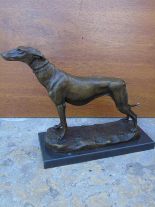 un chien lévrier sur marbre signé ...., Antiquités & Art, Antiquités | Bronze & Cuivre, Bronze, Enlèvement