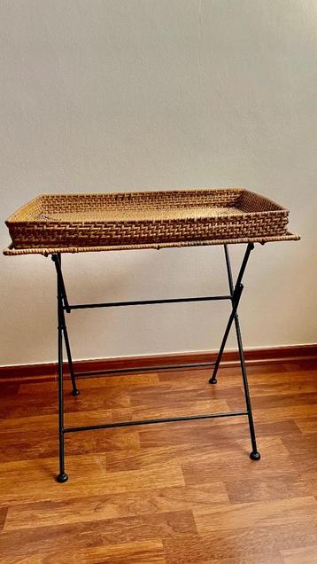 Rieten bijzettafel beschikbaar voor biedingen