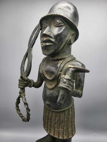 bronze beeld van krijger uit de Benin in Nigeria 50 cm 5,7kg, Enlèvement ou Envoi, Bronze