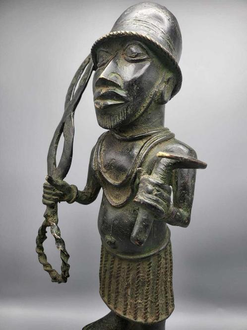 bronze beeld van krijger uit de Benin in Nigeria 50 cm 5,7kg, Antiek en Kunst, Antiek | Brons en Koper, Brons, Ophalen of Verzenden