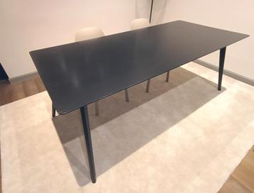 Tafel in eik  beschikbaar voor biedingen