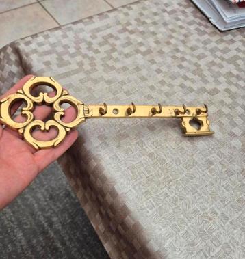 Vintage koperen sleutelvormige sleutelhanger met 5 haakjes beschikbaar voor biedingen