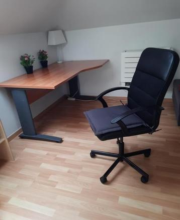 Bureau met bureaustoel beschikbaar voor biedingen