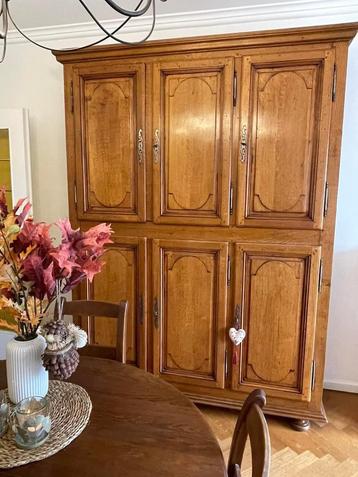 Grande Armoire en très bon état - Beaucoup de rangements!  disponible aux enchères