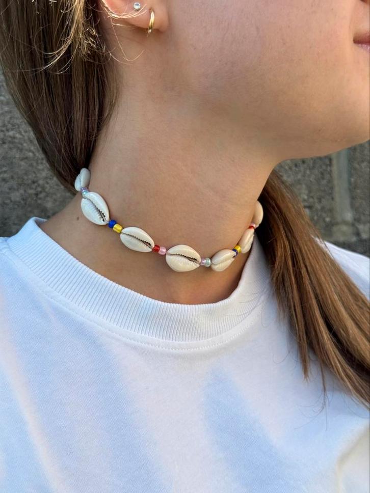 Cowrie chokerketting met veelkleurige parels, Handtassen en Accessoires, Kettingen, Nieuw, Overige materialen, Overige kleuren