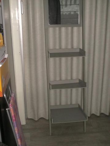 Rekje voor de badkamer  beschikbaar voor biedingen