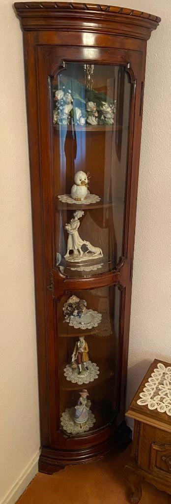 vitrine hoekkast  beschikbaar voor biedingen