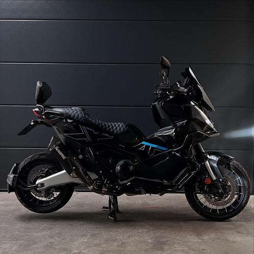 Honda X-ADV 750 custom 2025 - 2300km - Akrapovic - Garantie, Motoren, Motoren | Honda, Bedrijf, Scooter, 2 cilinders, ABS, Cruise Control
