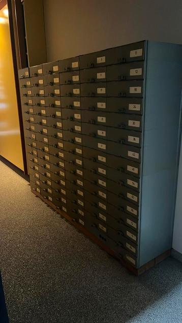 Vintage opbergsysteem bestaande uit afz. modules beschikbaar voor biedingen