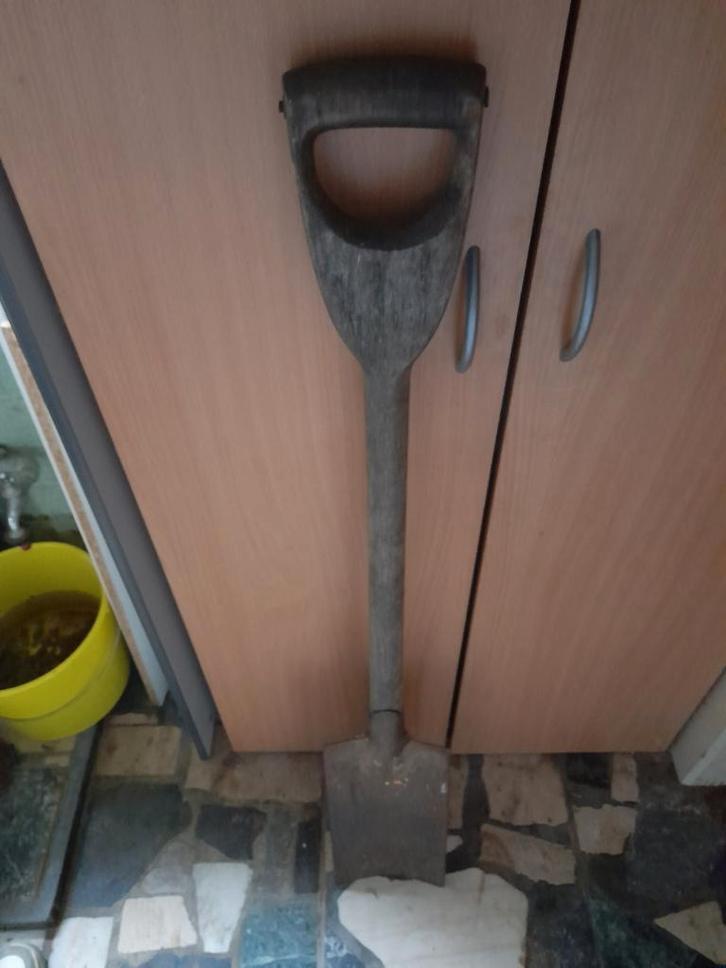 Oude spade van zeer lieve vrouw, Jardin & Terrasse, Outils à main, Utilisé, Bêche, Enlèvement