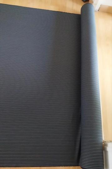 Nieuwe gestreepte stofrol voor de bekleding  beschikbaar voor biedingen