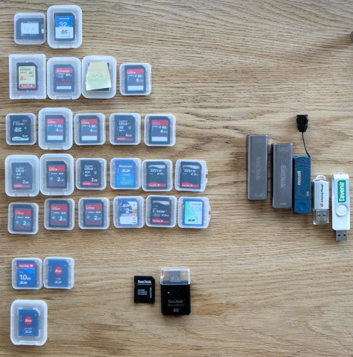 pakket van 26 (micro) SD-kaarten, 2 adapters en 5 USB-sticks, Audio, Tv en Foto, Foto | Geheugenkaarten, Gebruikt, SD, Fotocamera