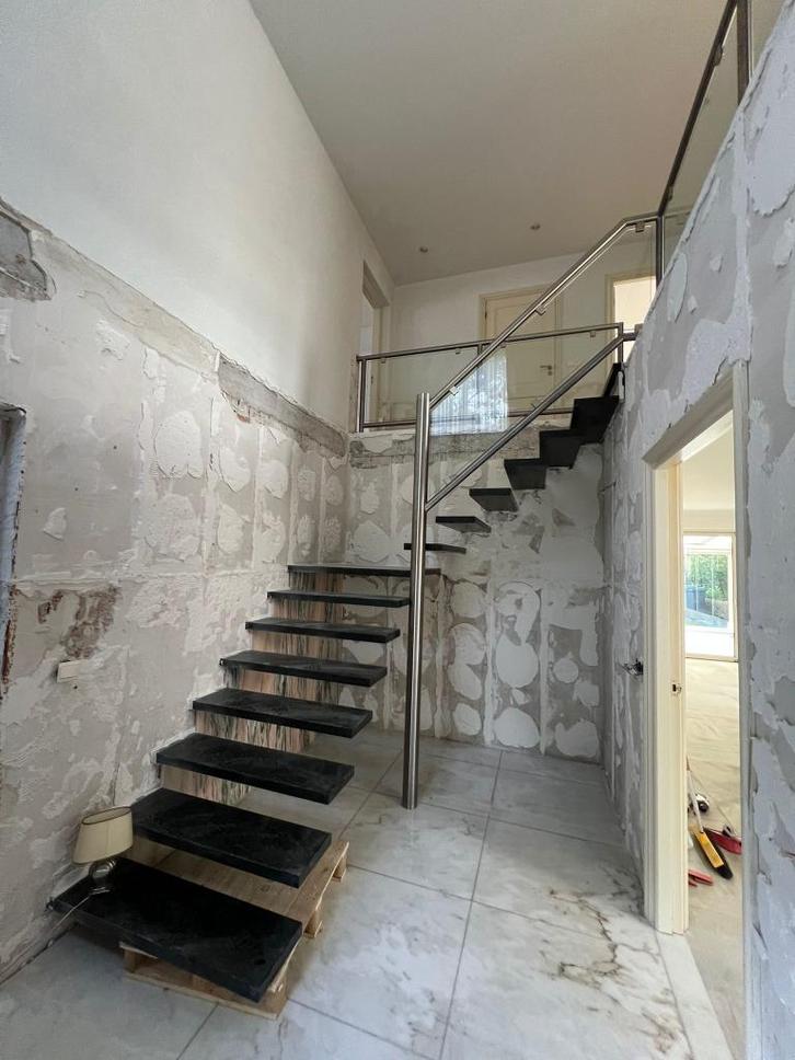 Zwevende zwart granieten trap, Huis en Inrichting, Overige Huis en Inrichting, Gebruikt, Ophalen