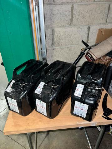 Lot de 3 jerricans métalliques 10L Valpro + bec verseur beschikbaar voor biedingen