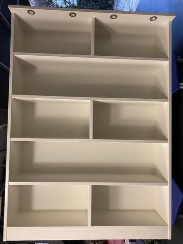 Boekenkast beschikbaar voor biedingen