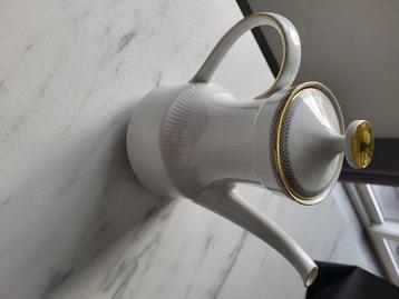 Porseleinen koffiekan beschikbaar voor biedingen