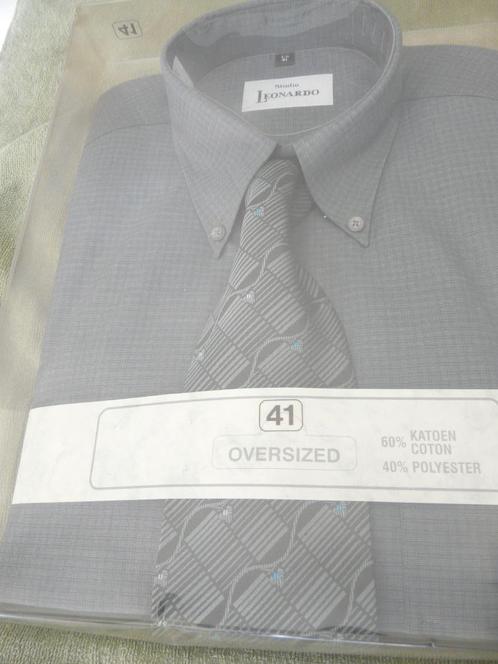 2 nog ingepakte overhemden met bijhorende stropdas col 41, Kleding | Heren, Overhemden, Nieuw, Halswijdte 41/42 (L), Grijs, Ophalen