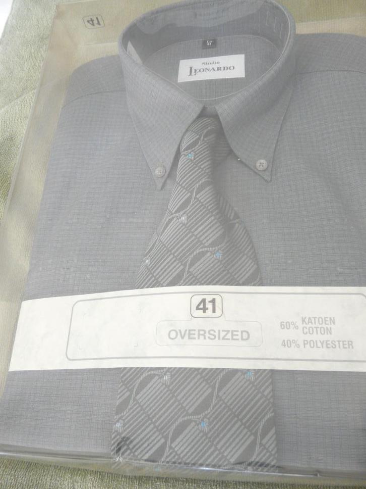 2 chemises encore emballées avec cravate assortie, col 41, Vêtements | Hommes, Chemises, Neuf, Tour de cou 41/42 (L), Gris, Enlèvement