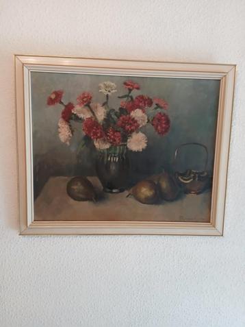 Klassiek stilleven met bloemen en fruit beschikbaar voor biedingen