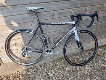 PRACHTIGE carbon LOOK racefiets, tof instapmodel, <3000 km. beschikbaar voor biedingen